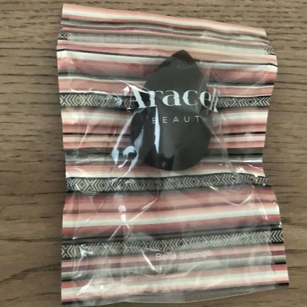 ARACELI BEAUTY Bella Sponge in Black NEW with Ipsy drawstring bag